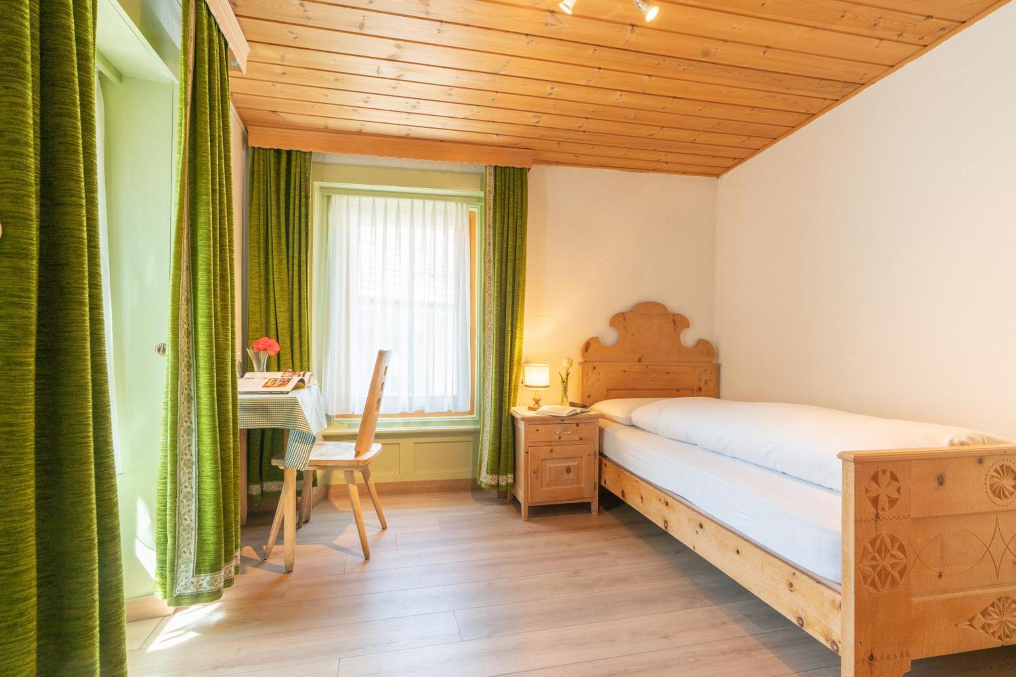Hotel Alpina زيرنيز المظهر الخارجي الصورة